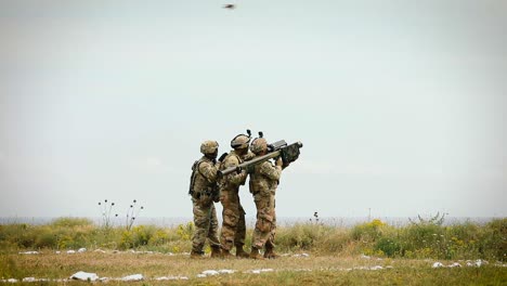 Soldados-Estadounidenses-Disparan-Una-Bazuca