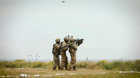 Amerikanische-Soldaten-Feuern-Eine-Panzerfaust-Ab