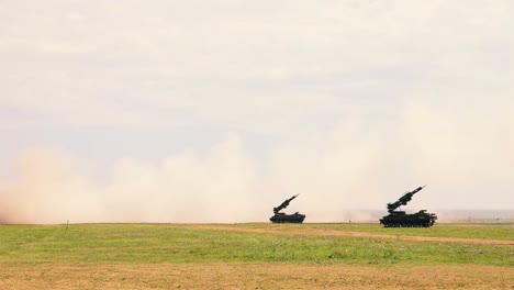 Raketen-Werden-Von-Uns-Armeefahrzeugen-Abgefeuert