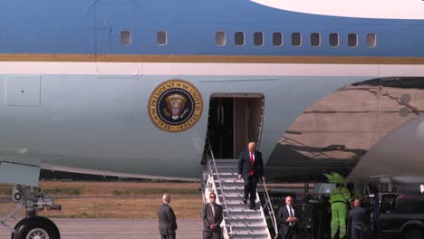 Donald-Trump-Gets-Off-Air-Force-One-And-Shakes-Hands-With-Soldiers-On-the-Runway