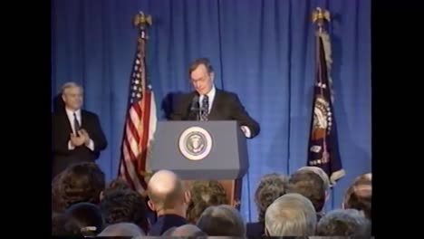 El-Presidente-George-Hw-Bush-Es-Recibido-Con-Un-Gran-Aplauso-Durante-Su-Discurso-De-Despedida-De-La-Cia-El-8-De-Enero-De-1993