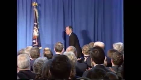 El-Presidente-George-Hw-Bush-Sube-Al-Escenario-Para-Pronunciar-Su-Discurso-De-Despedida-A-La-Cia-El-8-De-Enero-De-1993