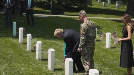 Präsident-Trump-Und-First-Lady-Melania-Trump-Besuchen-Den-Friedhof-Von-Arlington-2019