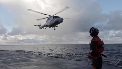 Ein-Super-Lynx-Hubschrauber-Der-Portugiesischen-Nrp-Corte-Real-Führte-Landungsübungen-Auf-Der-Norwegischen-Fregatte-Hnoms-Helge-Ingstad-.-Durch