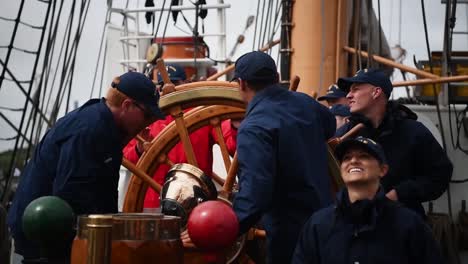 Mitglieder-Der-Us-küstenwache-Drehen-Das-Steuerrad-Des-Uscgc-adlers-(wix327),-Während-Sie-Am-Großseglerfestival-Teilnehmen