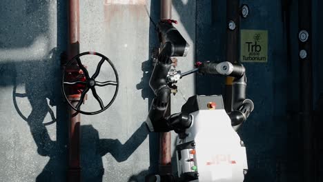 Robosimian-Jpls-Eintrag-Bei-Der-Darpa-Robotics-Challenge-Dreht-Einen-Griff-Und-Geht-Im-Dezember-2013-Die-Treppe-Hinauf