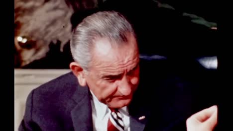 Lyndon-B-Johnson-Und-Familie-Essen-Gemeinsam-Im-Esszimmer-Der-Wohnräume-Des-Weißen-Hauses-Der-1960er-Jahre