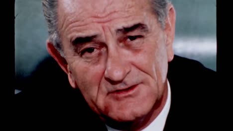 El-Presidente-Lyndon-B-Johnson-Reflexiona-Sobre-Cometer-Errores-Pero-Persistir-En-Hacer-Lo-Correcto-1960