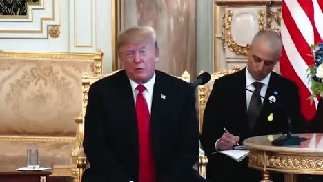 Präsident-Trump-Dankt-Dem-Japanischen-Premierminister-Shinzo-Abe-Während-Eines-Staatsbesuchs-In-Japan-2019