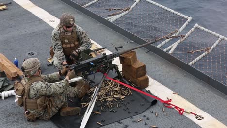 US-Marines-Feuern-Maschinengewehre-Ab,-Um-An-Bord-Der-Uss-Germantown-East-China-Sea-6-.-Schwere-Waffenkenntnisse-Zu-Erhalten