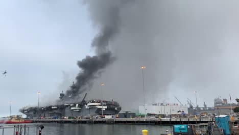 Los-Helicópteros-Luchan-Contra-Un-Incendio-A-Bordo-Del-Buque-De-Asalto-Anfibio-Uss-Bonhomme-Richard-Dockside-En-La-Base-Naval-De-San-Diego,-Ca