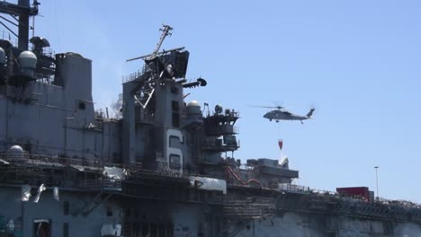 Un-Helicóptero-Cae-Agua-Mientras-Lucha-Contra-Un-Incendio-En-El-Buque-De-Asalto-Anfibio-Uss-Bonhomme-Richard-San-Diego-Ca