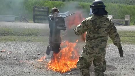 Nato-Führte-Kosovo-Force-Kfor-Führen-Feuerphobie-Menschenmenge-Und-Krawallkontrolltechniken-Im-Camp-Novo-Selo-Kosova