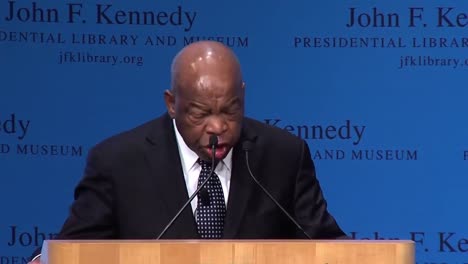 US-Repräsentant-Und-Bürgerrechtler-John-Lewis-Hält-Bei-Einer-Feier-Zum-50.-Jahrestag-Des-Marsches-In-Washington-Eine-Rede