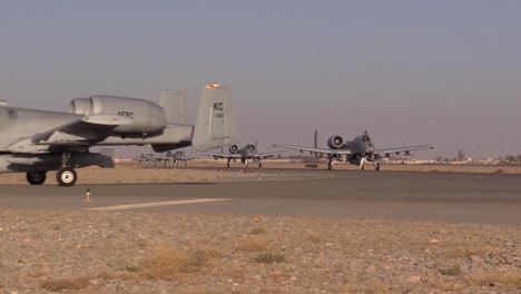 A10-Thunderbolt-Ii-Warzenschwein-Nahe-Luftunterstützung-Tank-Killerflugzeuge-Kommen-Am-Flugplatz-Kandahar-In-Afganistan-An