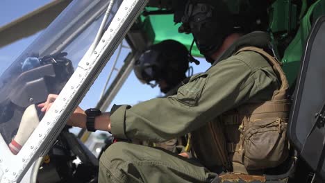 Us-Marine-Luz-Attack-Helicopter-Squadron-169-Practices-An-Assault-On-An-Vista-Aérea-Gunnery-Range-At-El-Centro-California