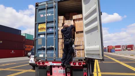 Oficiales-De-La-Patrulla-Fronteriza-Y-De-Aduanas-En-El-Puerto-De-Nueva-York-/-Newark-Inspeccionan-Un-Envío-De-Cajas-Desde-China