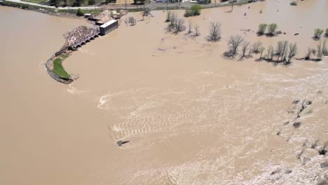 Überschwemmungen-Entlang-Des-Tittabawassee-Flusses-Infolge-Des-Bruchs-Der-Edenville--Und-Sanford-Staudamm-In-Midland-Michigan-3