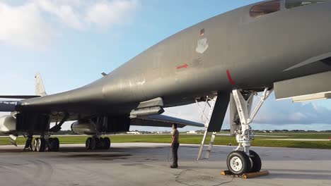 Bodenpersonal-Unterstützt-Uns-B1b-Lancers-Crews-Der-Luftwaffe-Bei-Einer-Trainingsmission-über-Zwei-Kontinente-An-Einem-Tag