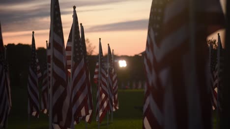 Slow-Dolly-Shot-Memorial-Day-Field-Of-Heroes-Display-Zu-Ehren-Der-Gefallenen-Kriegshelden-Amerikas-Westerville-Ohio