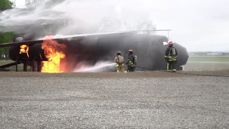 Zeitlupe-788.-Bauingenieurgeschwader-Feuerwehrleute-Trainieren,-Um-Flammen-Zu-Löschen-Wrightpatterson-Air-Force-Base-Ohio