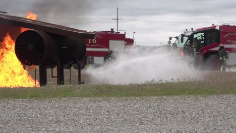 Zeitlupe-788.-Bauingenieurgeschwader-Feuerwehrzug-Zum-Löschen-Von-Flammen-Wrightpatterson-Air-Force-Base-Ohio-1