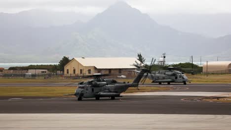 Marineflugzeuggruppe-24-Führt-Militärisches-Training-Mit-Superhengst--Und-Gifthubschraubern-Und-Fischadlerflugzeugen-Hawaii-Durch