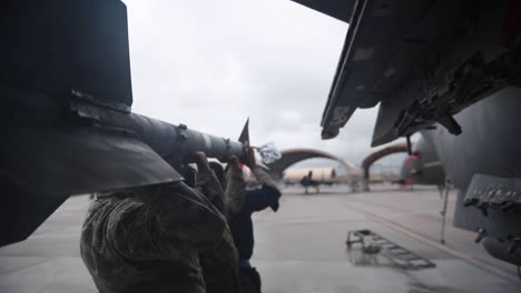 Fuerza-Aérea-334a-Amu-Armas-Cargar-Armas-En-Aviones-De-Combate-En-La-Base-De-La-Fuerza-Aérea-Seymour-Johnson-Nc