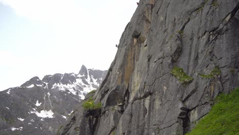 Rescate-Espectacular-En-Helicóptero-Hh60g-Pave-Hawk-De-Un-Excursionista-Herido-Por-Los-Pilotos-Y-La-Tripulación-Del-Escuadrón-De-Rescate-212-De-Alaska