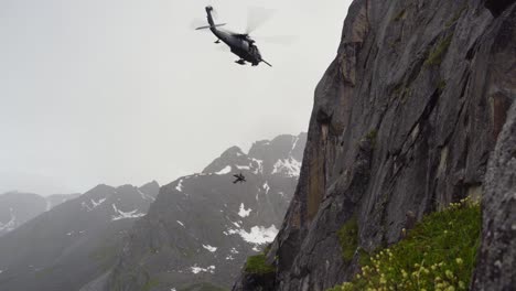 Dramático-Hh60g-Pave-Hawk-Rescate-En-Helicóptero-De-Excursionista-Herido-Por-Pilotos-Y-Tripulación-Del-Escuadrón-De-Rescate-212-Alaska-1
