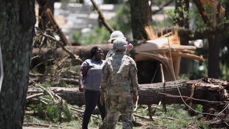 Los-Marines-De-EE.-UU.-Limpiar-Escombros-Y-Rescatar-A-Un-Perro-Durante-El-Esfuerzo-De-Recuperación-Del-Huracán-Isaias-Camp-Lejeune-Carolina-Del-Norte