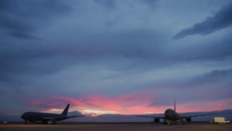 Sonnenaufgang-Zeitraffer-Des-97.-Luftmobilitätsflügels-Kc46-Pegasuss-Bei-Altus-Afb-Vorbereitung-Für-Eine-Unwetterübung-Ok