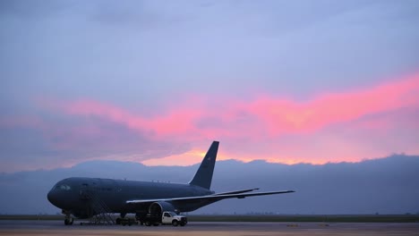 Sonnenaufgang-Zeitraffer-Des-97.-Luftmobilitätsflügels-Kc46-Pegasuss-Bei-Altus-Afb-Vorbereitung-Für-Eine-Unwetterübung-Ok-1