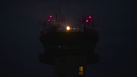 Imágenes-De-Un-Amanecer-Magenta-Dramáticamente-Hermoso-En-Diferentes-Lugares-De-La-Base-Aérea-Ramstein-De-La-Fuerza-Aérea-Estadounidense-En-Alemania