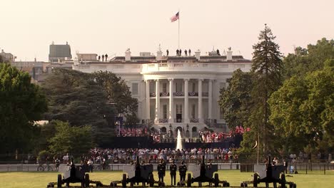 US-Präsident-Donald-Trump-Und-First-Lady-Melanie-Trump-Begrüßen-Die-Feierlichkeiten-Am-4.-Juli-Im-Weißen-Haus