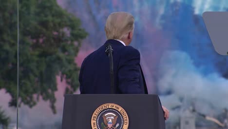 Fuegos-Artificiales-Y-El-Presidente-De-Los-Estados-Unidos,-Trump,-Discurso-De-Apertura-De-La-Segunda-Celebración-Anual-De-Saludo-A-América