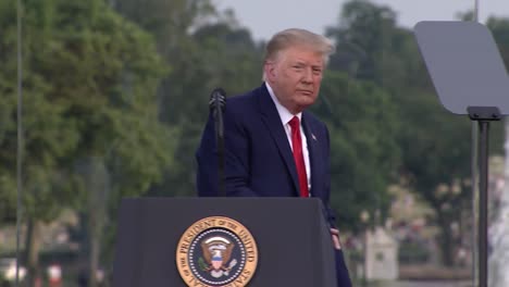 El-Presidente-Estadounidense-Trump-Presenta-Los-Pasos-Elevados-Militares-Durante-La-Segunda-Celebración-Anual-De-Saludo-A-Los-Estados-Unidos