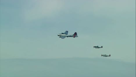 Era-De-La-Segunda-Guerra-Mundial-B17-Fortaleza-Voladora-P51-Mustangs-Y-B29-Super-Fortaleza-Paso-Elevado-4-De-Julio-Saludo-A-América