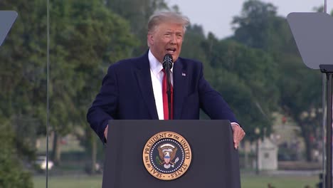 US-Präsident-Donald-Trump-Spricht-Während-Der-Feierlichkeiten-Zum-Unabhängigkeitstag-Von-Amerika-Am-4.-Juli-In-DC-4