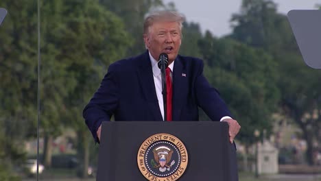 US-Präsident-Donald-Trump-Spricht-Während-Der-Feierlichkeiten-Zum-Unabhängigkeitstag-Von-Amerika-Am-4.-Juli-In-DC-10