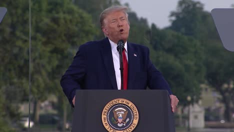 US-Präsident-Donald-Trump-Spricht-Während-Der-Feierlichkeiten-Zum-Unabhängigkeitstag-Von-Amerika-Am-4.-Juli-In-DC-12