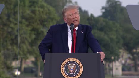 US-Präsident-Donald-Trump-Spricht-Während-Der-Feierlichkeiten-Zum-Unabhängigkeitstag-Von-Amerika-Am-4.-Juli-In-DC-13