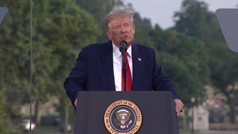 US-Präsident-Donald-Trump-Spricht-Während-Der-Feierlichkeiten-Zum-Unabhängigkeitstag-Von-Amerika-Am-4.-Juli-In-DC-14