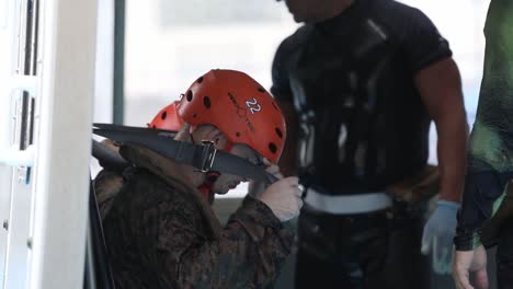 Soldaten-Der-3rd-Marine-Logistics-Group-Führen-Unterwasser-Ausstiegstraining-Für-Tauchhubschrauber-Im-Camp-Hansen-Okinawa-Durch