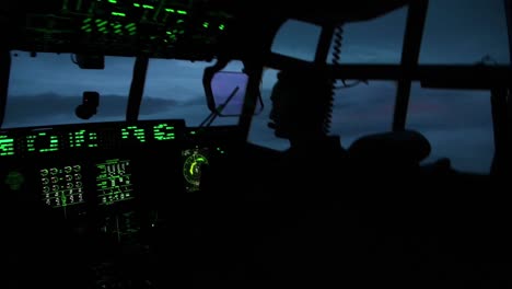 Nächtliche-Cockpit-Clips-Von-Piloten-Und-Besatzung-Des-53.-Wetteraufklärungsgeschwaders-Fliegen-Eine-Mission-In-Den-Hurrikan-Laura