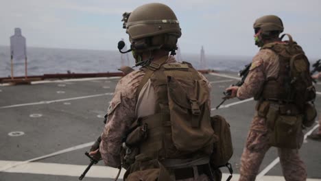 US-Marines,-Die-An-Bord-Des-Amphibischen-Docklandungsschiffs-Uss-Comstock-Eingesetzt-Werden,-Führen-Eine-Livefire-Range-Übung-2-Durch