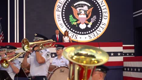 El-Presidente-Estadounidense-Donald-Trump-Y-La-Primera-Dama-Melania-Trump-Asisten-A-La-Celebración-Del-4-De-Julio-En-Mt-Rushmore-Sd