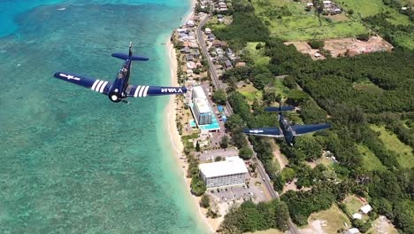 Gopro-Luftaufnahmen-Von-Vintage-Warbirds-Aus-Dem-Zweiten-Weltkrieg,-Die-über-Den-Sonnenverwöhnten-Ozean-Und-Die-Küste-Von-Hawaii-Fliegen-1