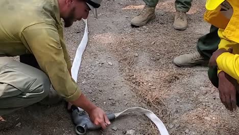 US-Armeesoldaten-Führen-Feuerlöschung-Während-Einer-Feldübung-Im-Valley-View-Conservation-Camp-Durch