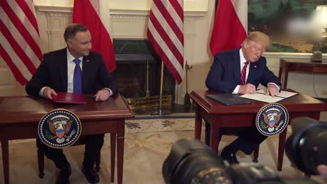 US-Präsident-Donald-Trump-Andrzej-Duda-Präsident-Von-Polen-Führen-Einen-Vertrag-Bei-Der-Unterzeichnungszeremonie-Des-Weißen-Hauses-Durch-1